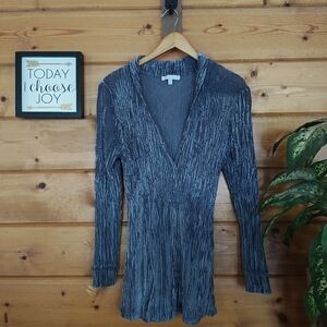 Caché Gray Crushed Velvet Accordion Stretch V-Neck Tunic Top Long Sleeve Size M‎